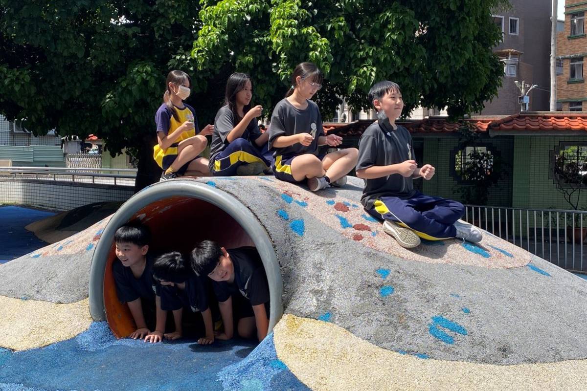 桃園自強國小把遊戲場作為表演舞臺，學生演繹出動物通過生態廊道