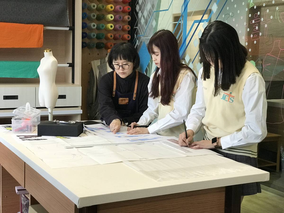 羅尹舒老師融合織品材料與服裝設計專業，於疫情時製作口罩套捐給國際