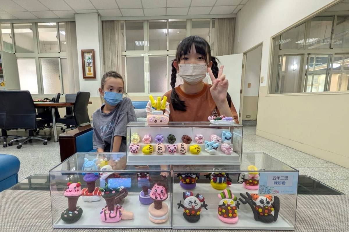 五年級學生陳妍希用黏土創作縮小版冰淇淋、咖哩飯和甜甜圈模型，不但生動且維妙維肖