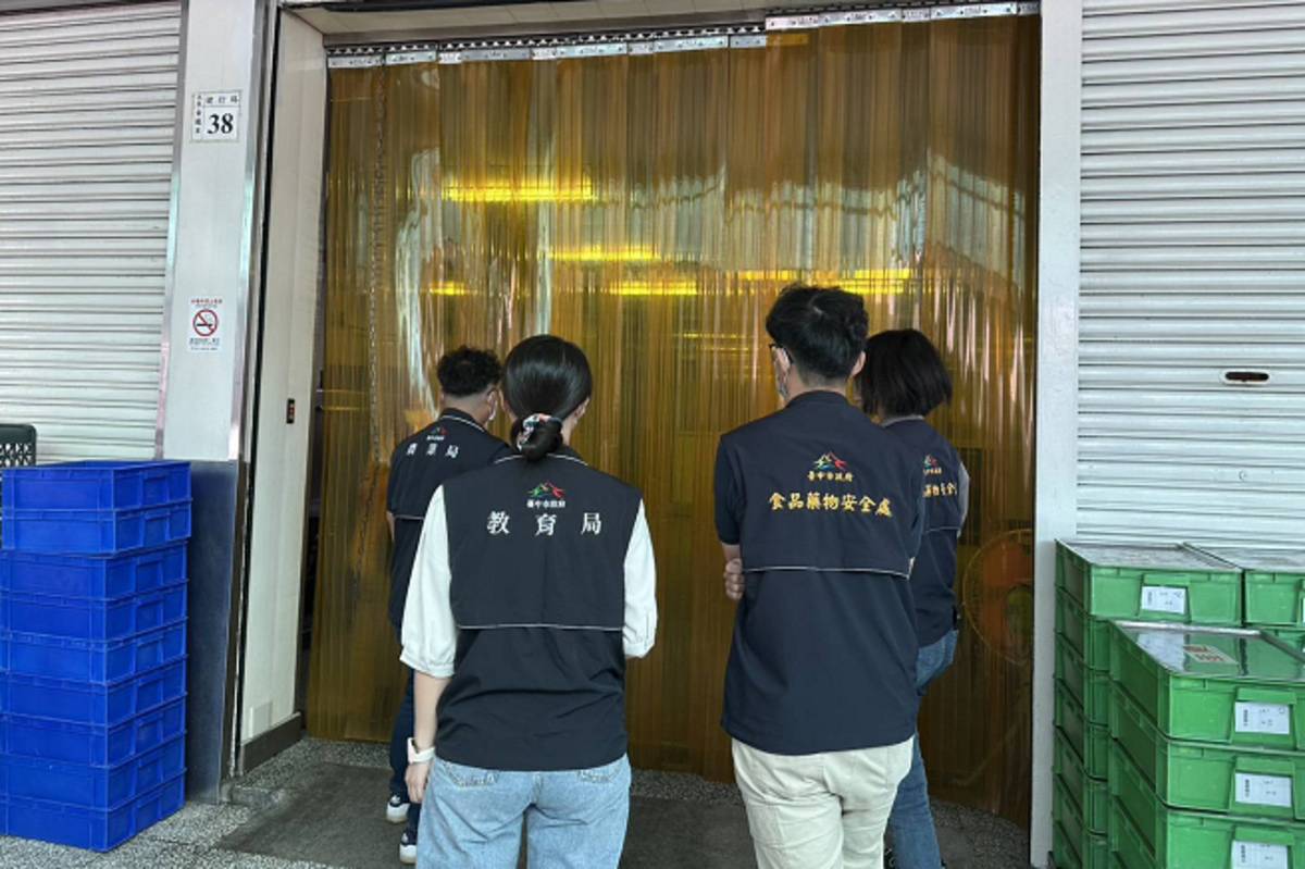 教育局平日與衛生局、農業局組成「臺中市跨局處校園午餐食品安全聯合稽查小組」，不定期針對學校廚房、食材供應商及團膳業者進行聯合稽查與抽驗，全力把關食材安全。