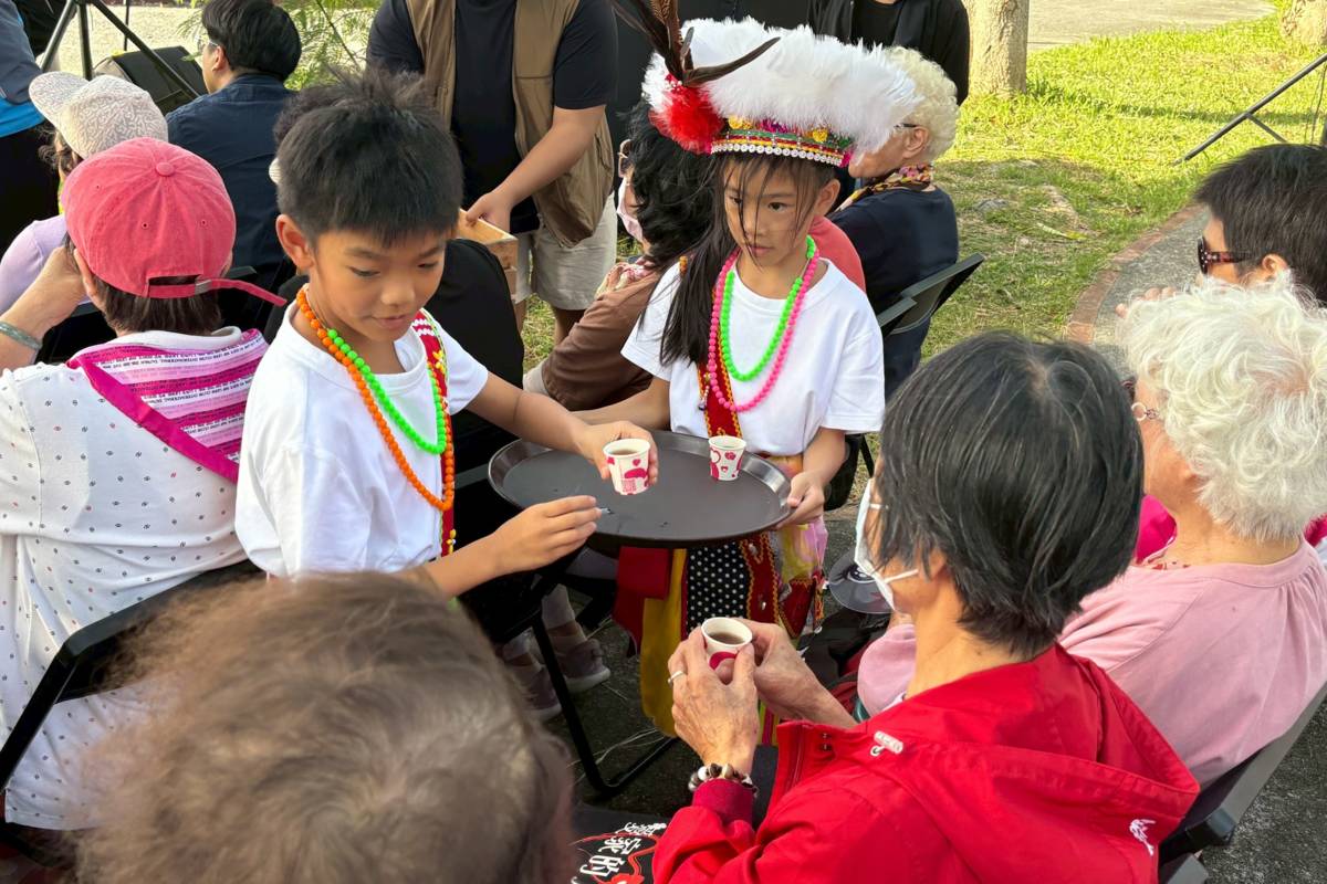 2025藝起來我家庭院分享會最終場，在長濱國小畫下句點，小朋友穿著傳統服飾，很有禮貌的端茶請大家喝，氣氛相當溫馨。