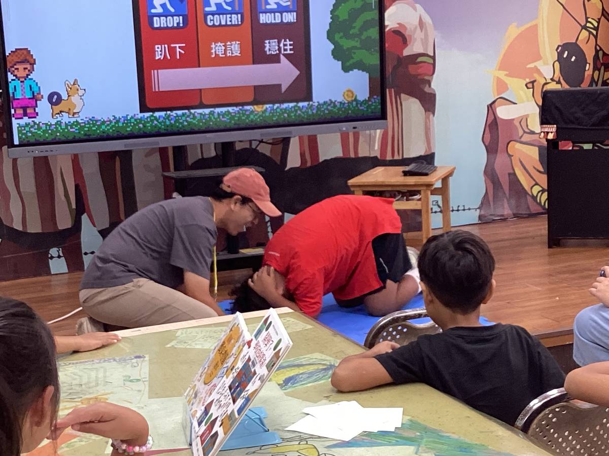 加拿國小防災教育遇到地震的趴掩穩