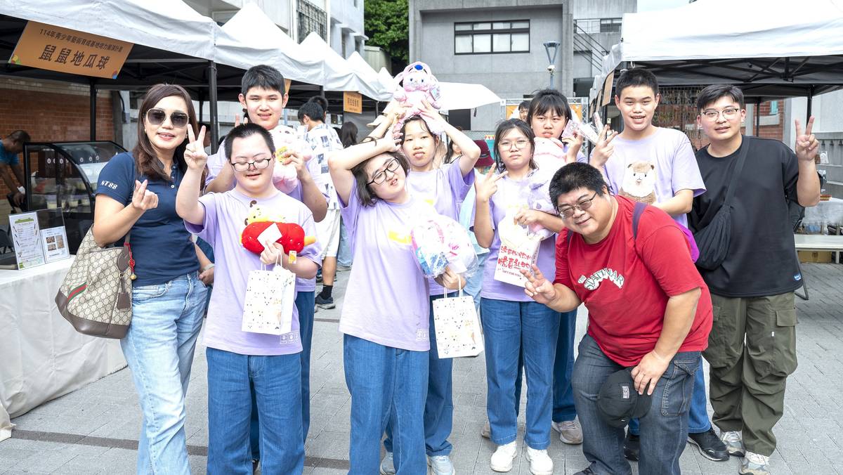 學生逛在地市集，開心地獲得禮品