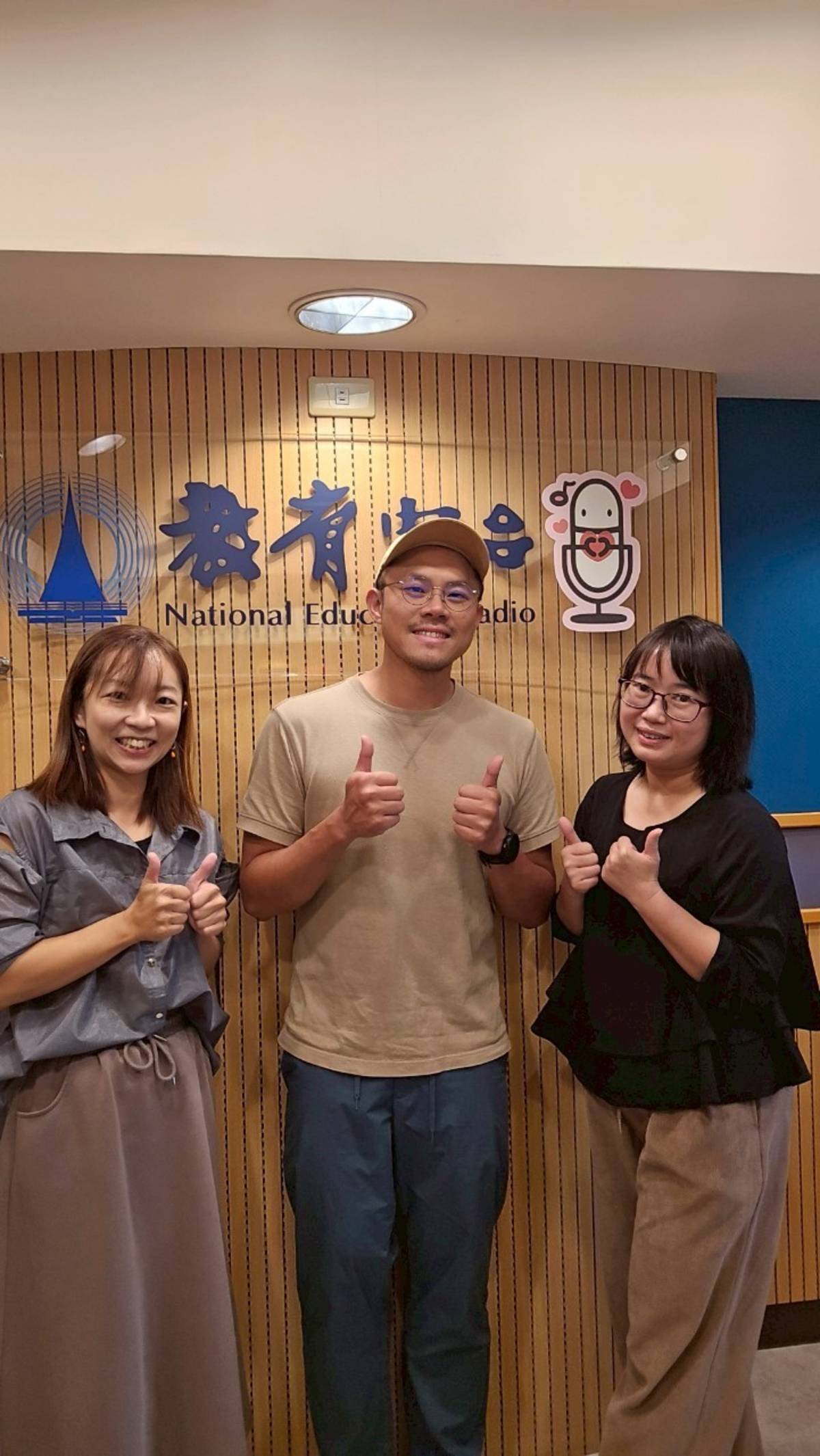 由左至右為主持人米果、來賓謝宜澂、主持人梅英。
