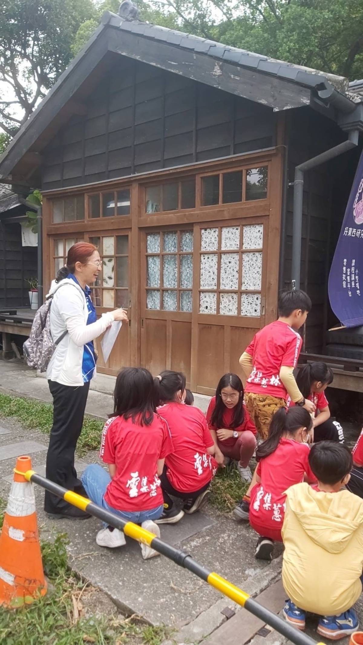 雲林縣雲林國小學生實地踏查雲中街，導師導覽說明建築特色現況