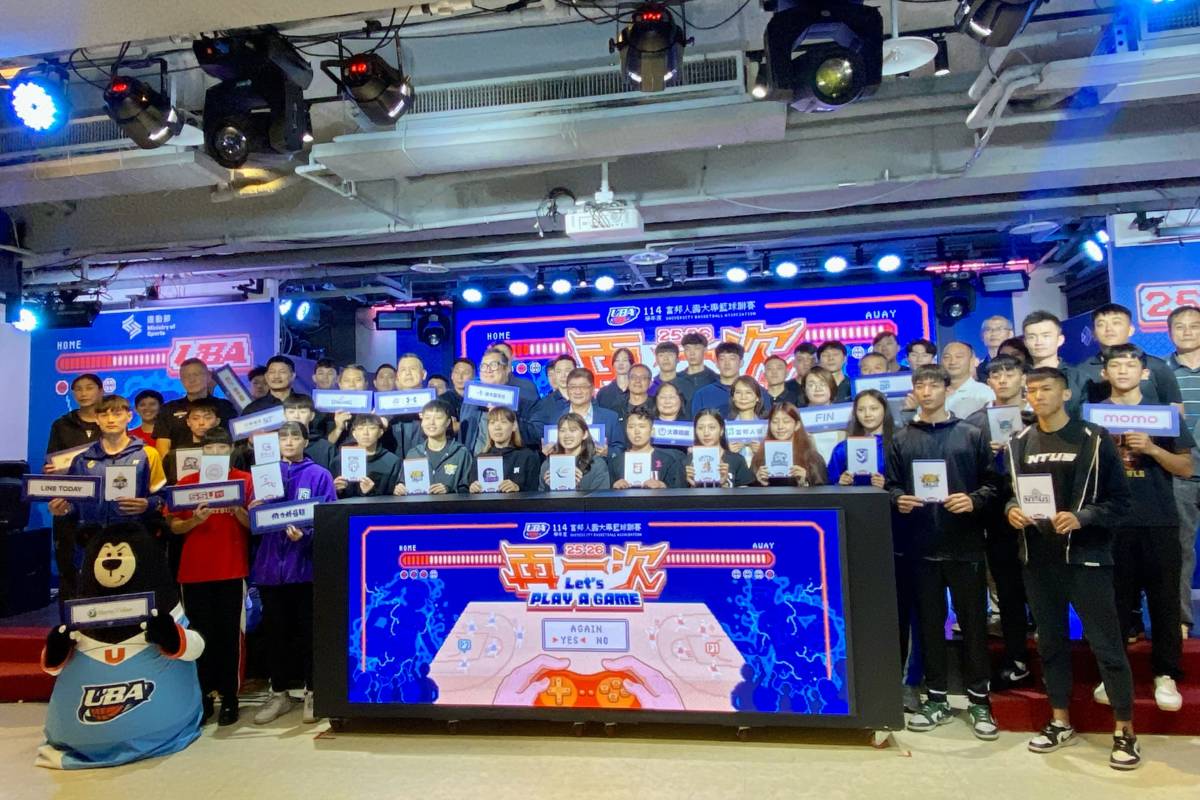 114學年度大專籃球聯賽開賽記者會全體合影。(記者蘇瑞雯拍攝)