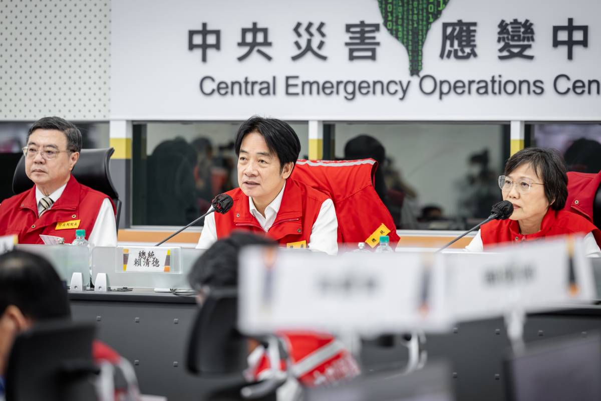 賴清德總統(中)、行政院院長卓榮泰(左)視察中央災害應變中心。(總統府提供)