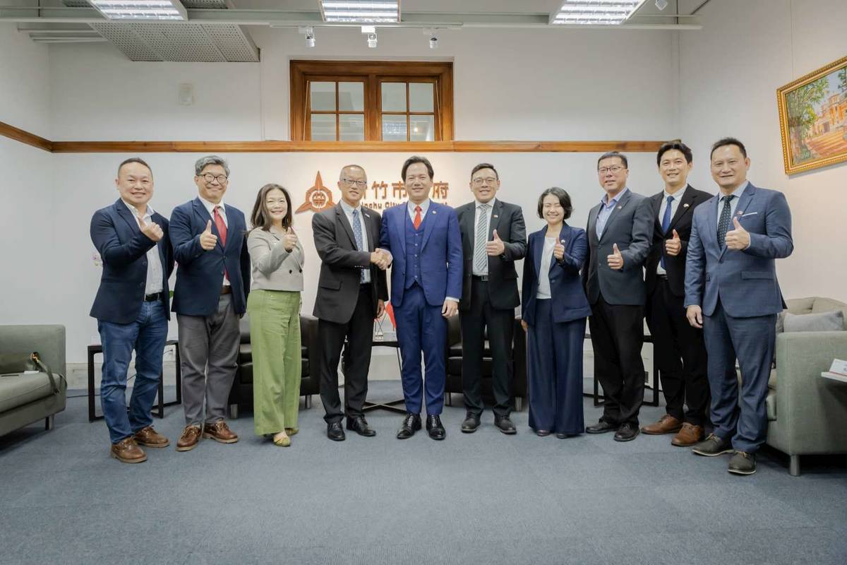 美國加州托倫斯市長陳光豪拜會竹市府，雙方成員大合影。（新竹市政府提供）