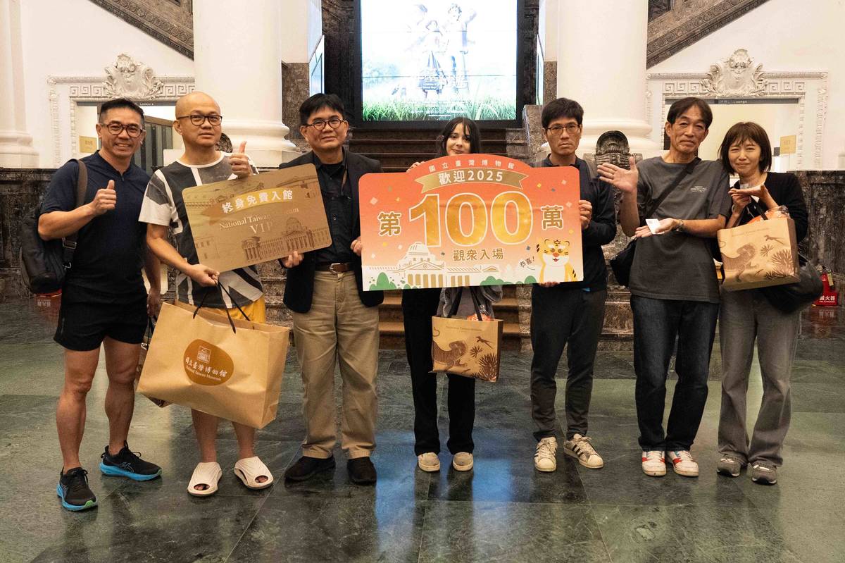 臺博館今日達2025年百萬人次入館，第100萬名觀眾與其前後組入館者，分別來自以色列、日本、馬來西亞及本國桃園市，由臺博館長陳登欽贈送大禮包。(臺博館提供)