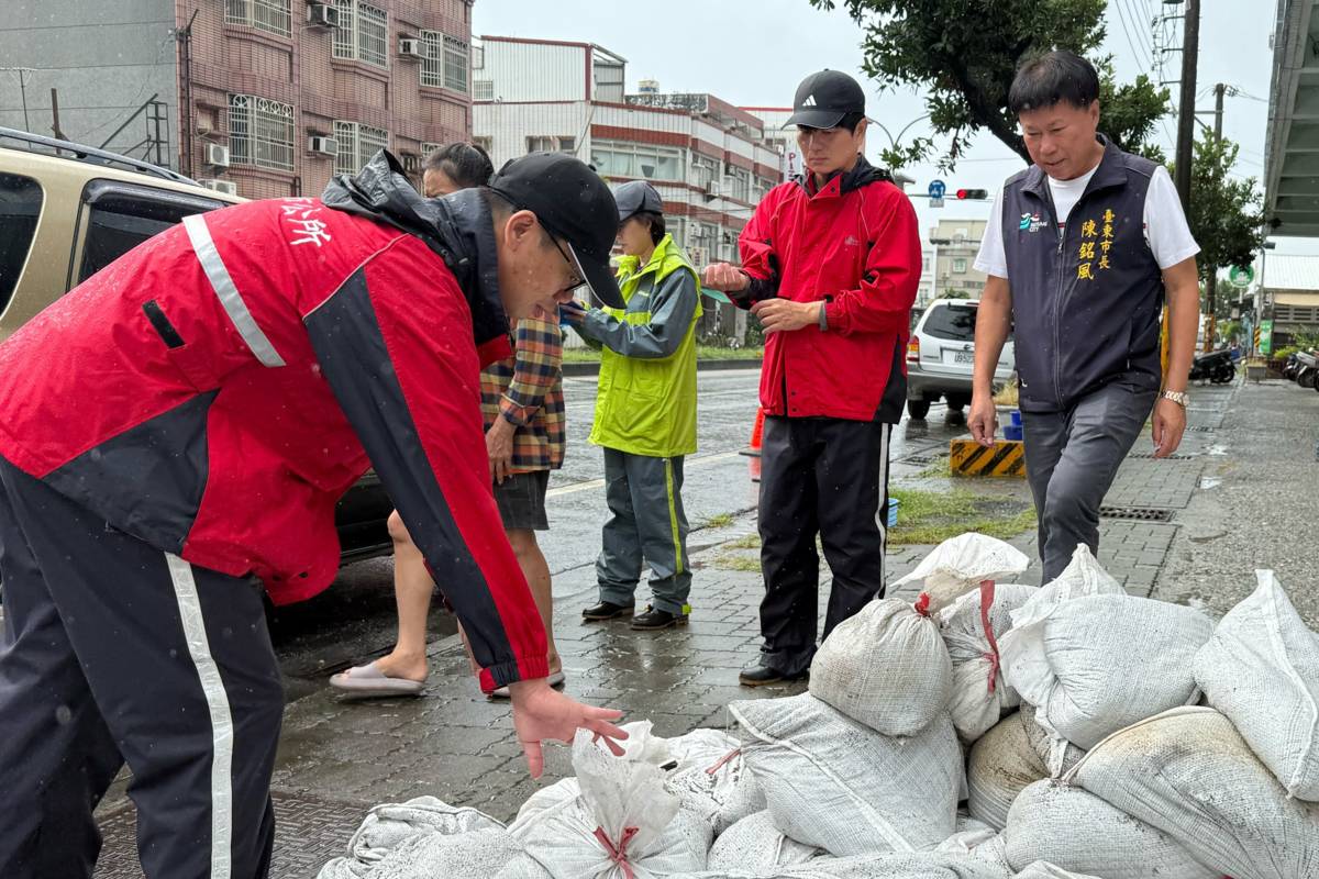 臺東市長陳銘風前往清潔隊，了解民眾領取沙包的情況。