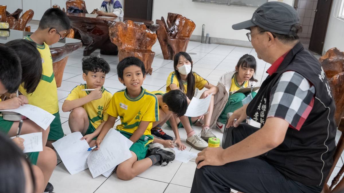 林森國小學生化身小小記者，訪問長輩認識地方(圖片/微光生活設計室提供)