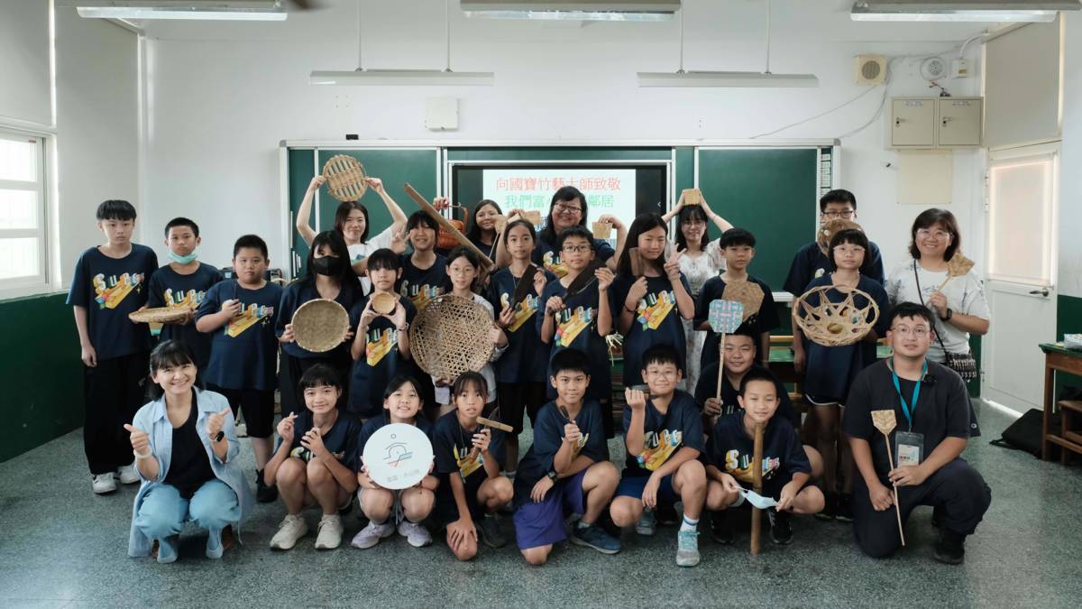 富岡國小認識社區國寶並且以竹藝課程延伸至社區的認識(圖片/微光生活設計室提供)