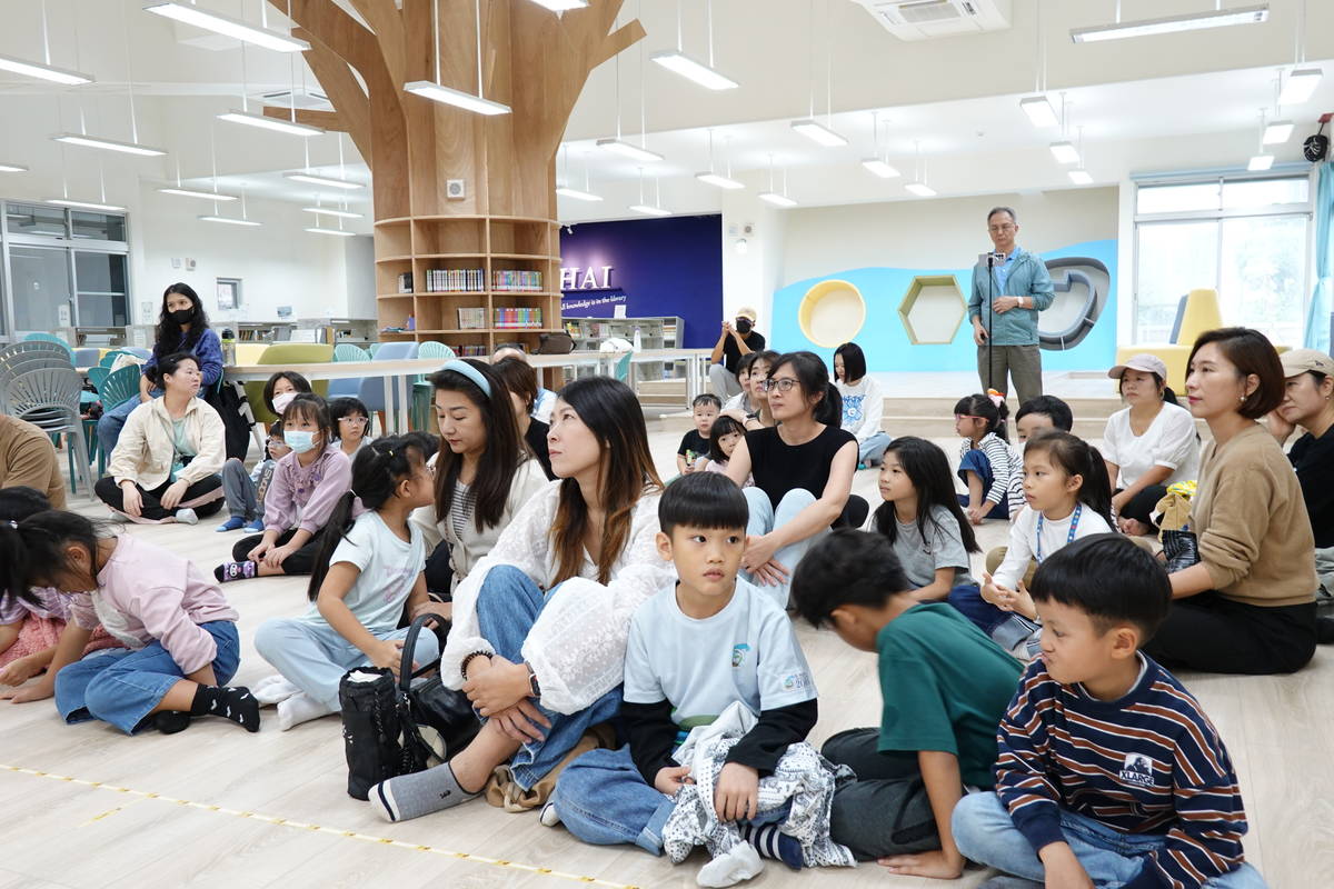 《魔法餅乾》戲劇演出，孩童一起觀戲參與好逗趣