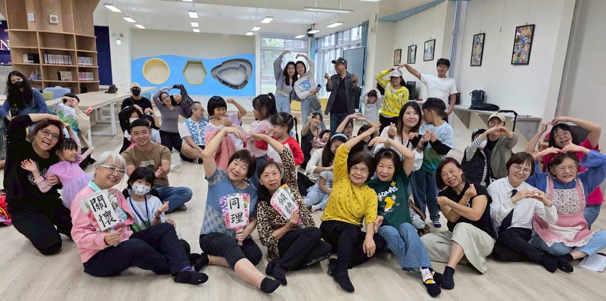 《魔法餅乾》戲劇演出後，志工與親師生笑容滿滿，用溫暖合照留住幸福時刻