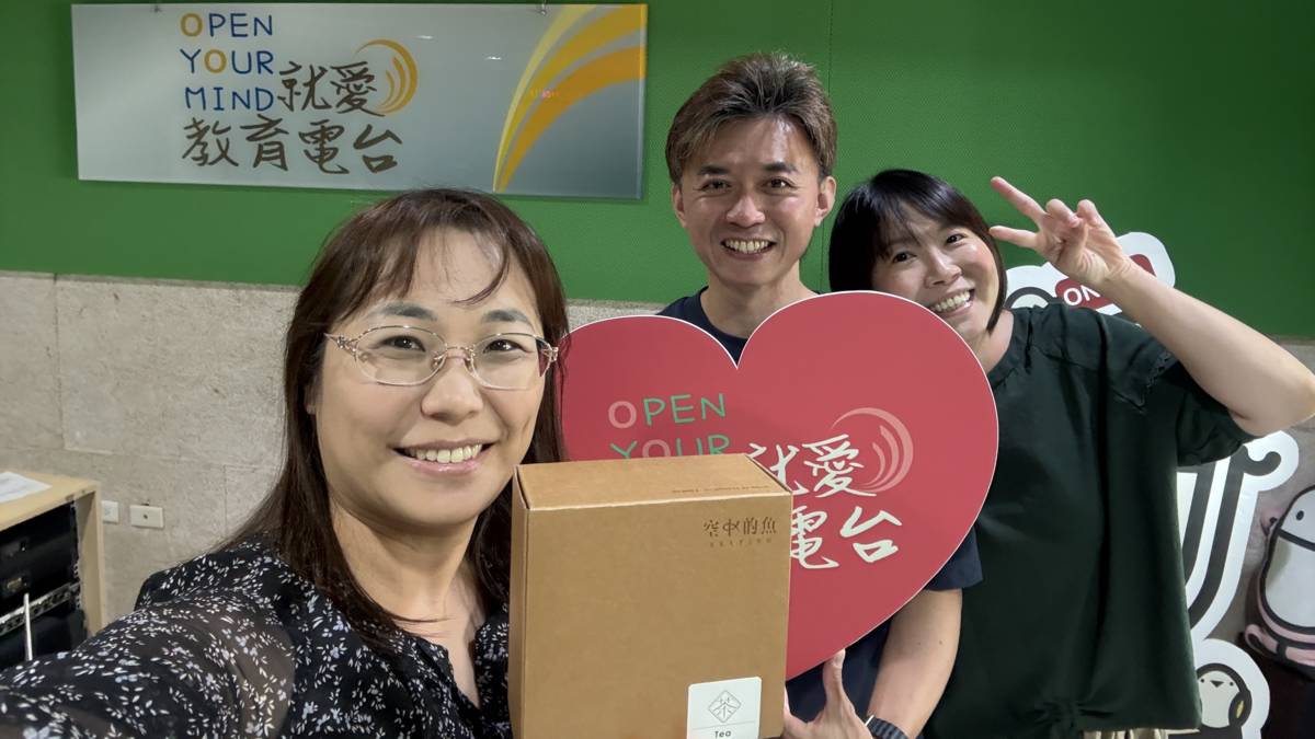 謝宜軒(中)融合魚池紅茶與傳承父親的乳酪蛋糕香