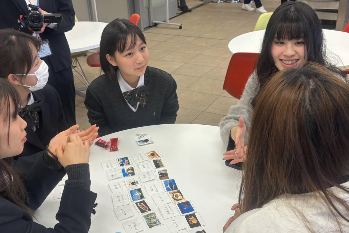 日本學生帶領破冰遊戲，讓臺日學生歡笑中快速建立起合作交流默契。(實踐大學提供)