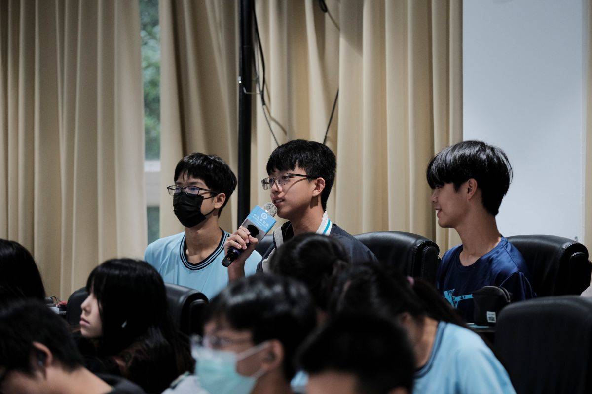 竹東高中學生在講座上踴躍提問因應當代社會的挑戰（圖片來源：中研院）