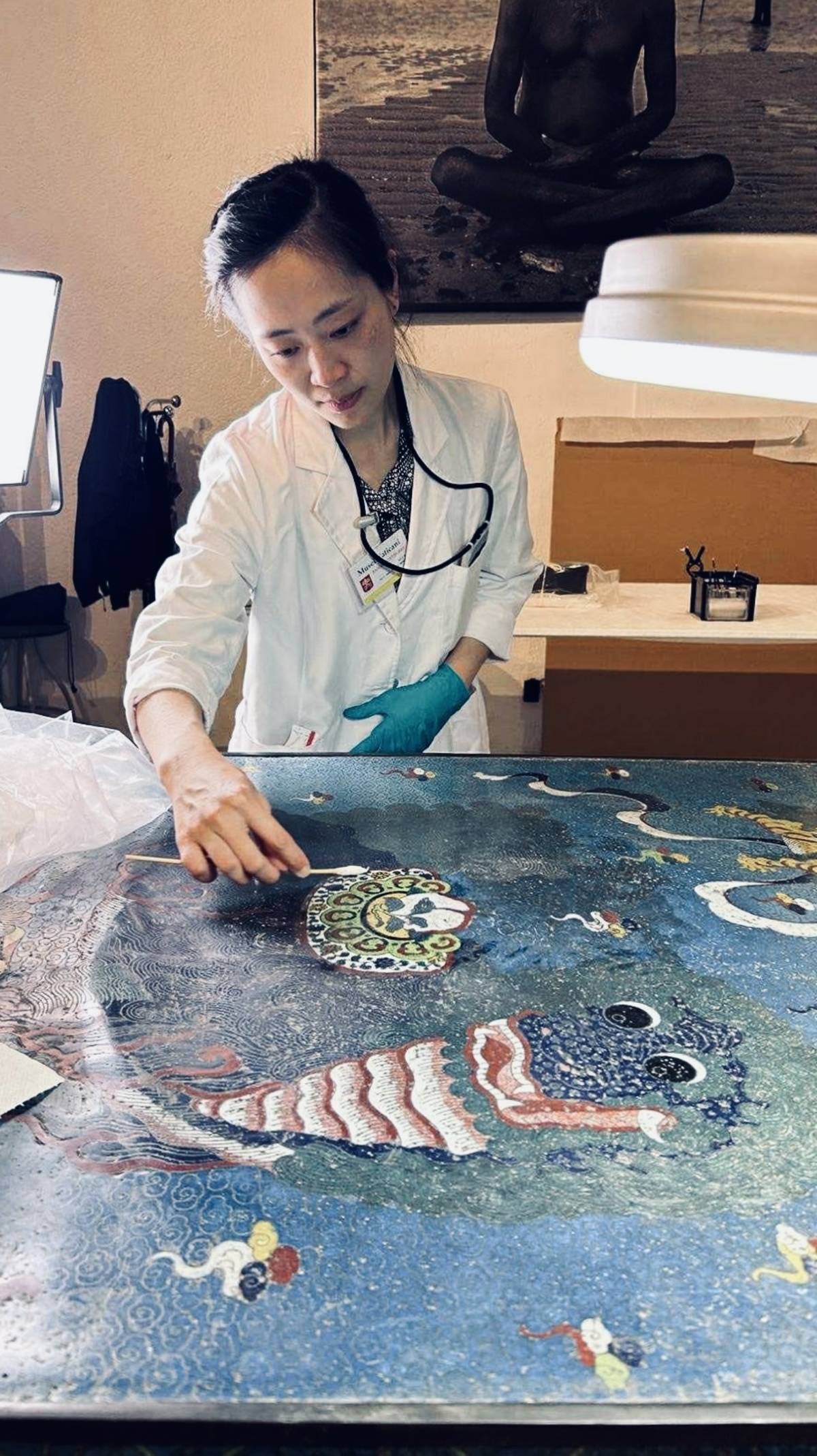 實習生高瑋於實習期間有機會親自修復梵蒂岡博物館重要文物（高瑋提供）