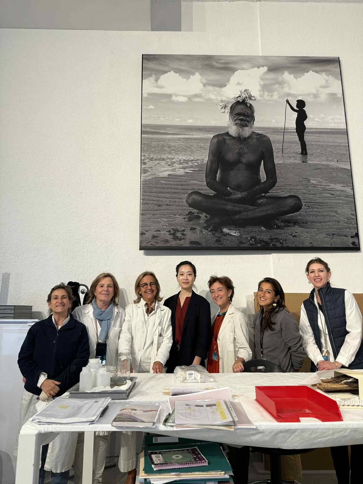 實習生高瑋（左4）專業與熱誠深受梵蒂岡博物館肯定（高瑋提供）