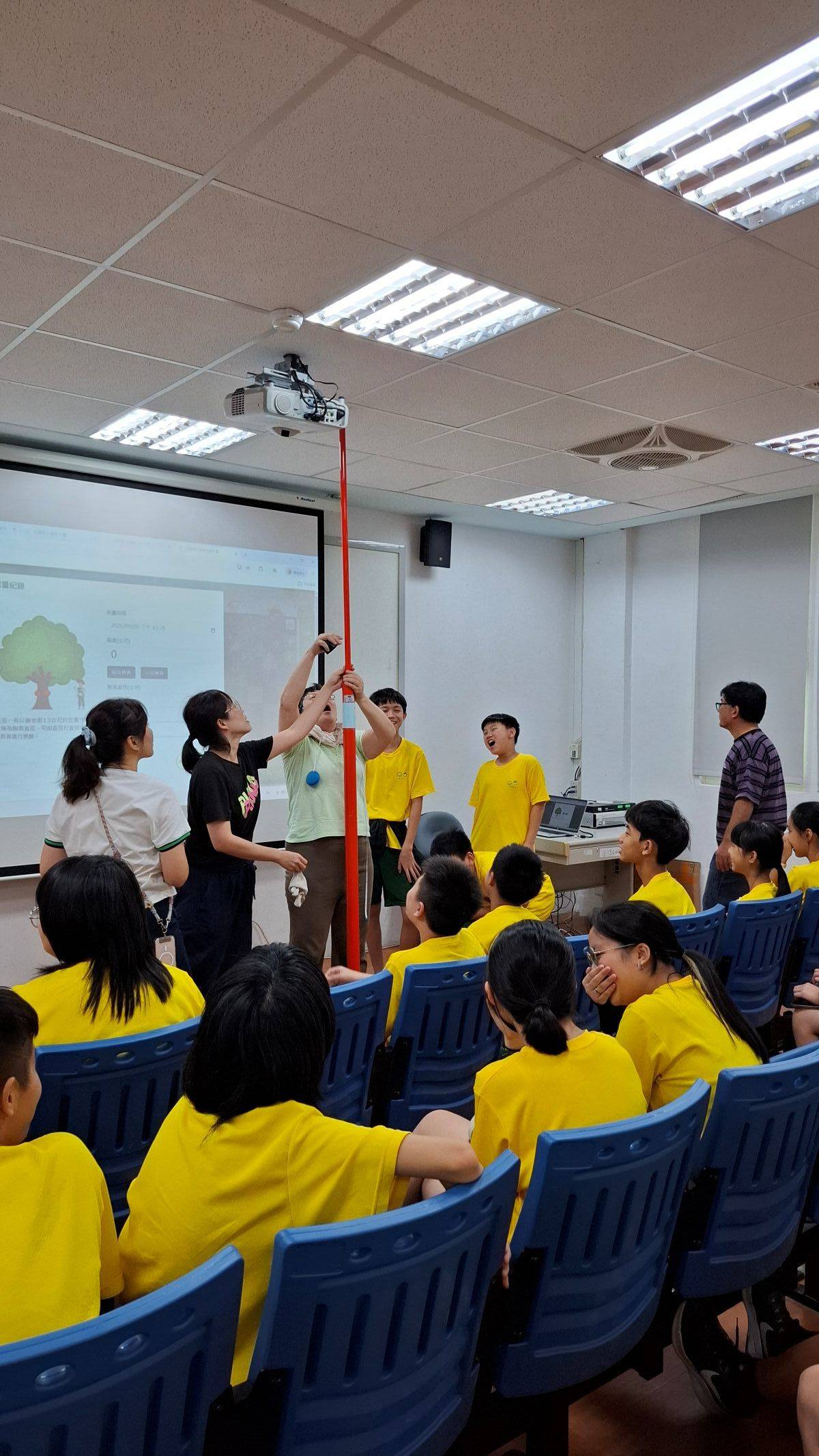 學生在課堂上學習使用量樹工具