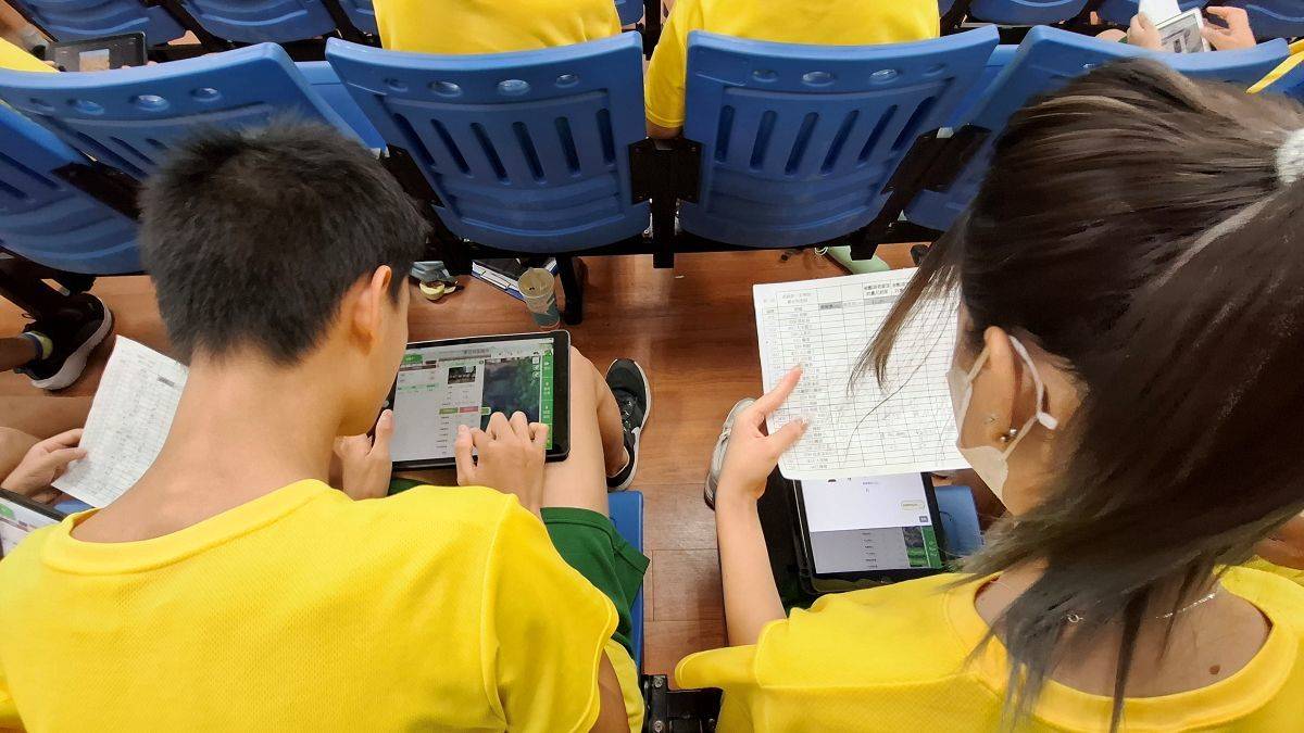 學生量測後將數據登錄在校園樹木平臺