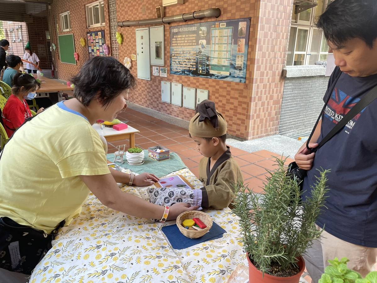 小朋友扮演夥計，協助豬小弟採買新家的用品，透過圖片與實物比對，找出正確的物品