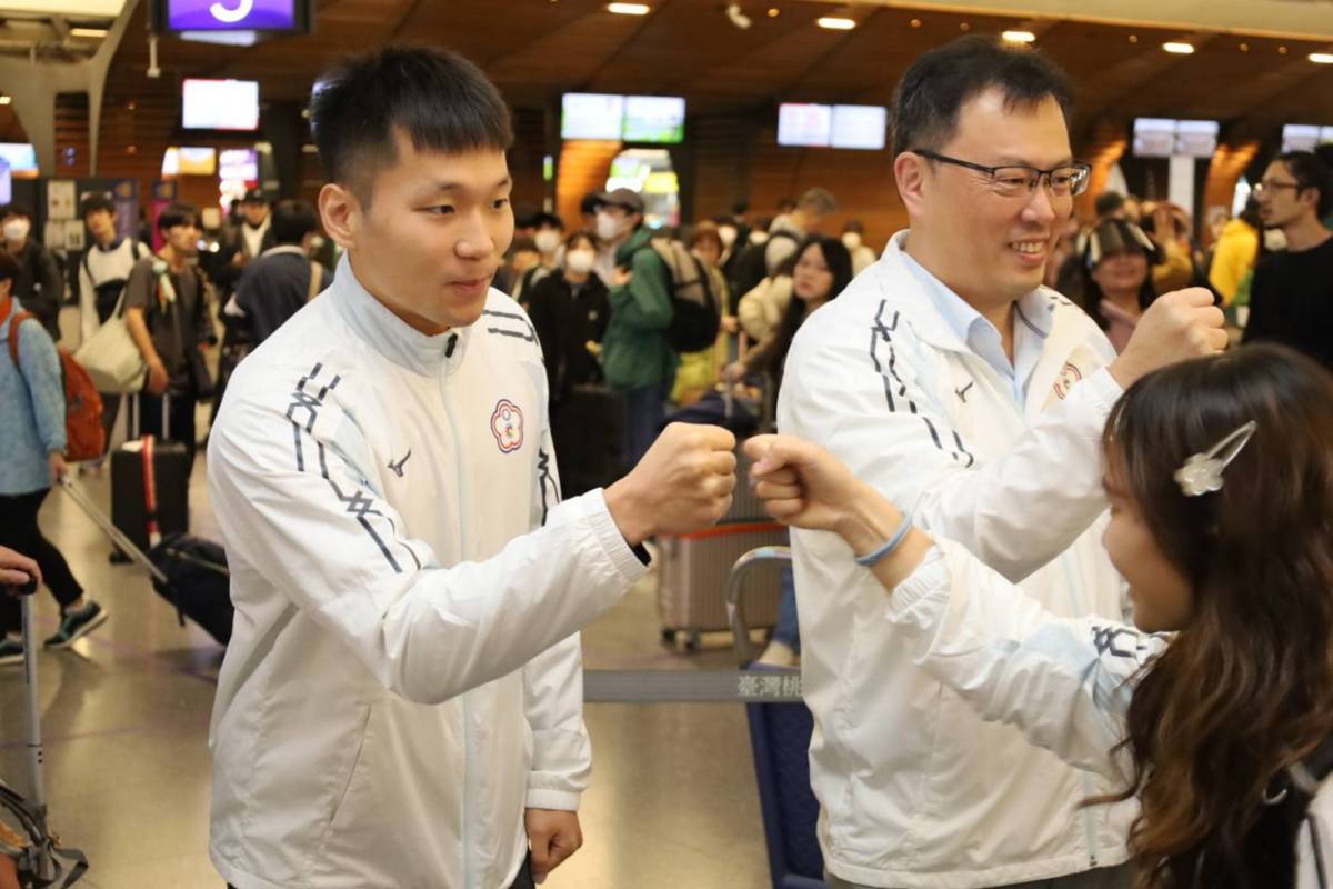 運動部李洋部長為2025年東京第25屆達福林匹克運動會選手送機，鼓勵選手勇敢迎戰，突破自我。(運動部提供)