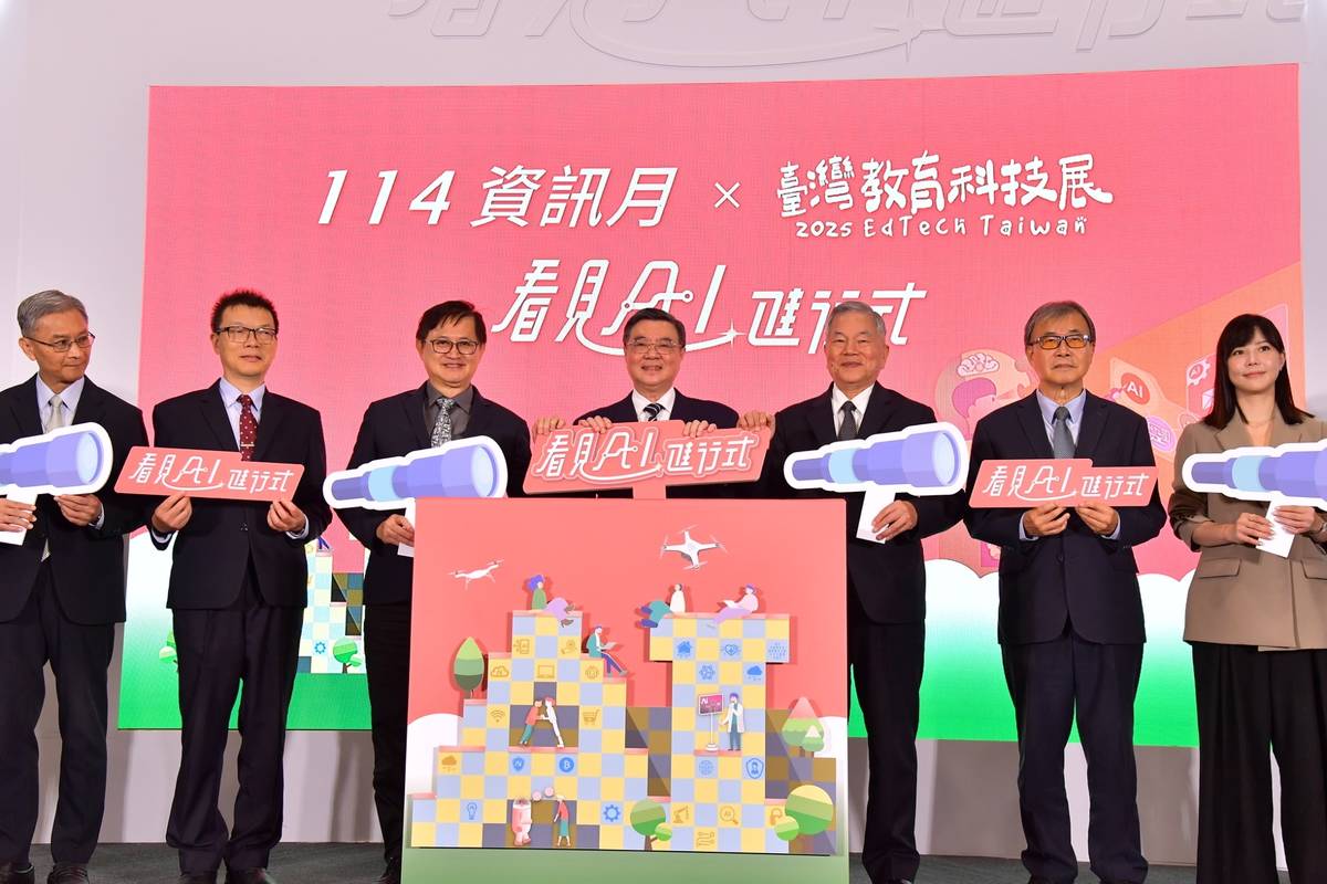 「2025資訊月×臺灣教育科技展」世貿一館登場  卓榮泰院長(中)出席開幕式  教育部部長鄭英耀(右二)出席