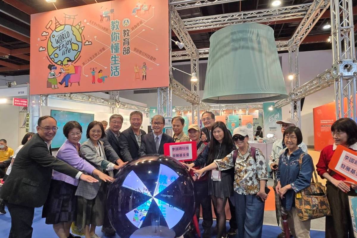 教育部受邀參展「資訊月」由部長鄭英耀啟動「教你懂生活」樂齡數位教育展攤