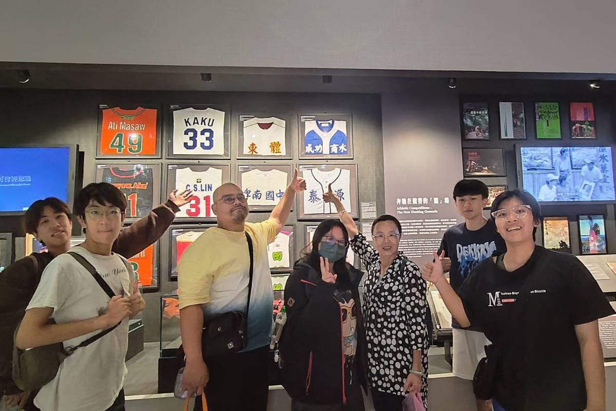 成功商水師生前往史前館參觀時，發現一件成功商水的球衣，感到非常驚喜。