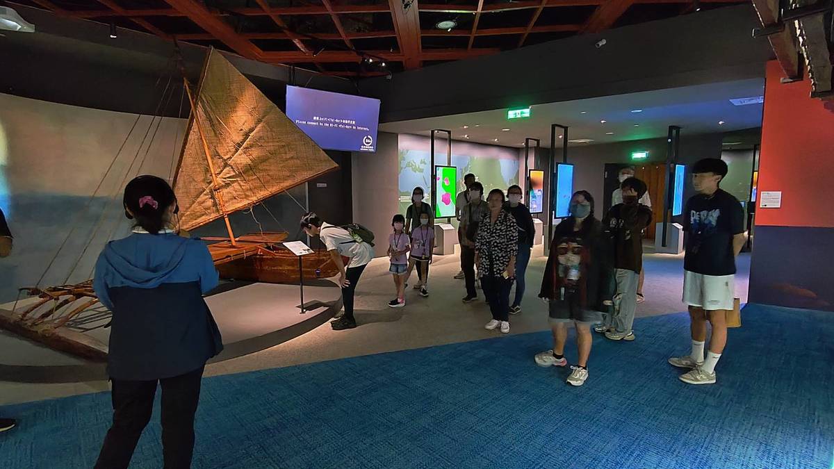 商水師生前往史前館，看到博物館陳列各式南島語族歷史文物。