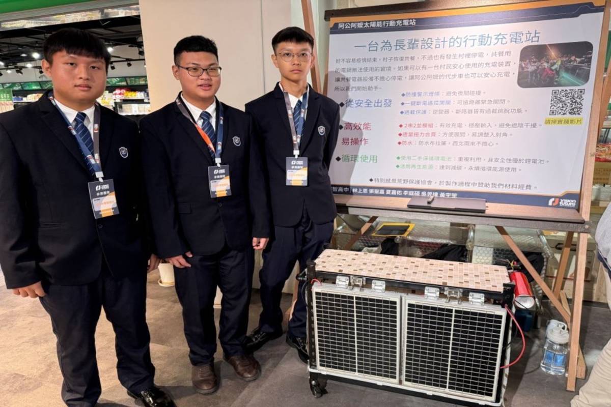 福智高中「智造社」團隊為長輩設計「阿公阿嬤的行動充電站」。(圖:福智高中提供)