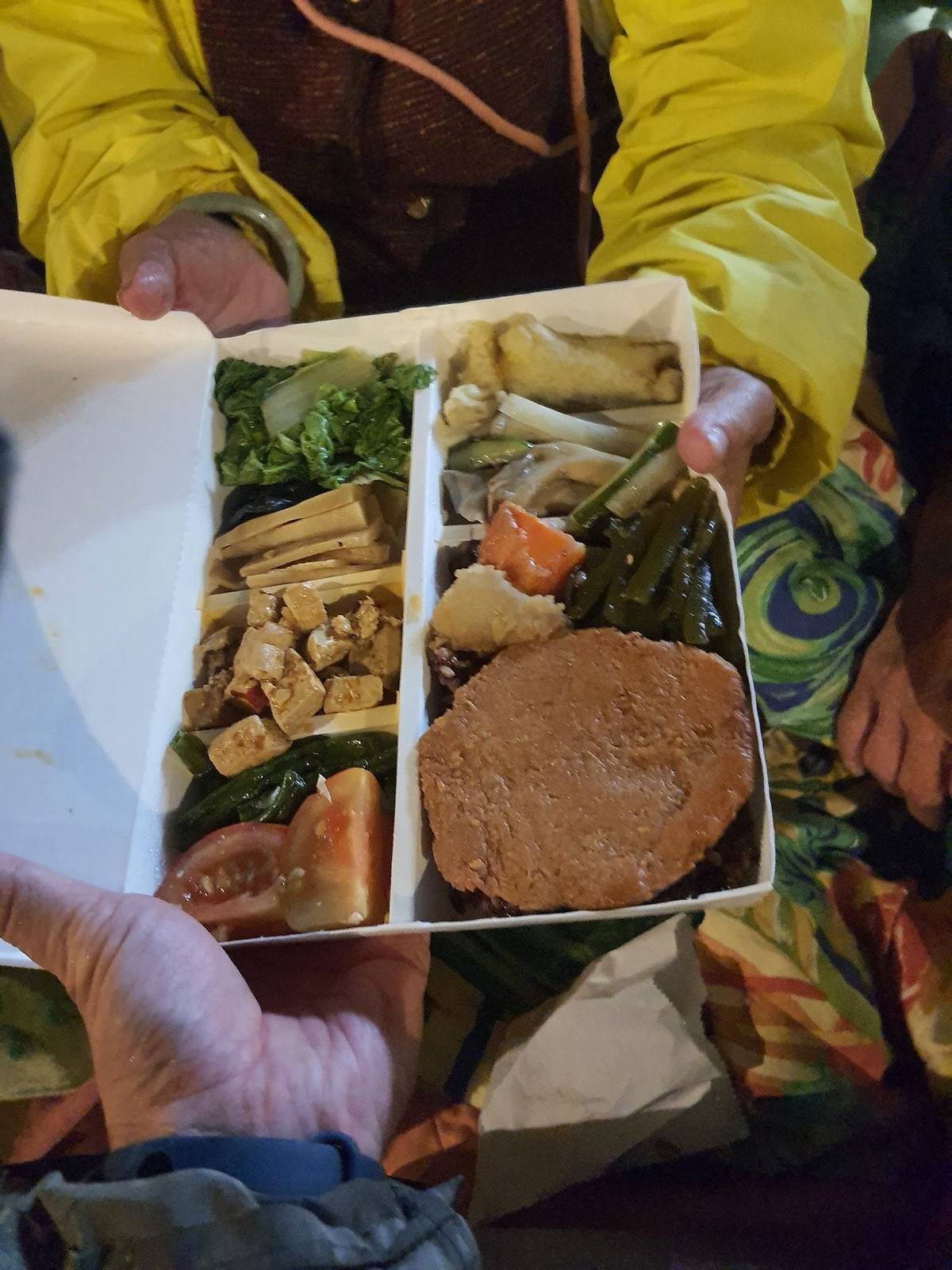 賴老師每日堅持徒步發送餐點給街友，日走上萬步。