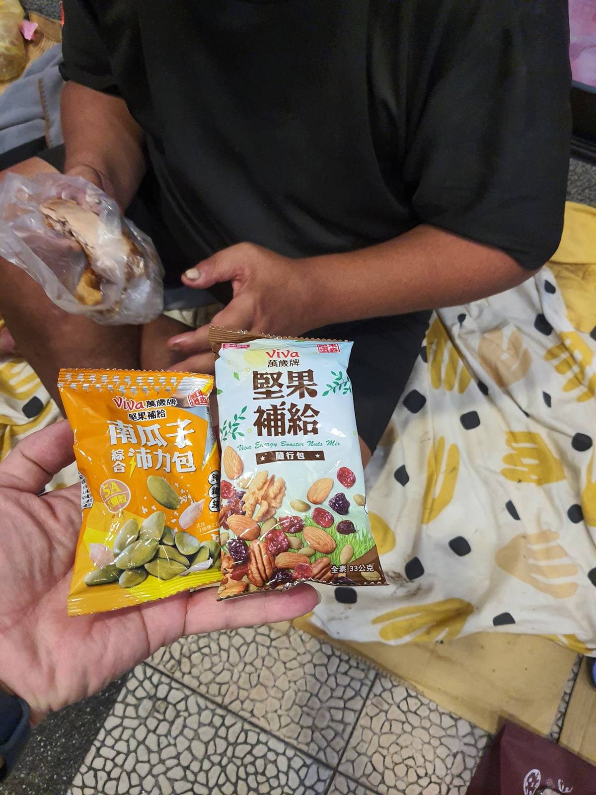 這不僅是行善，也是賴老師自我修復的過程。