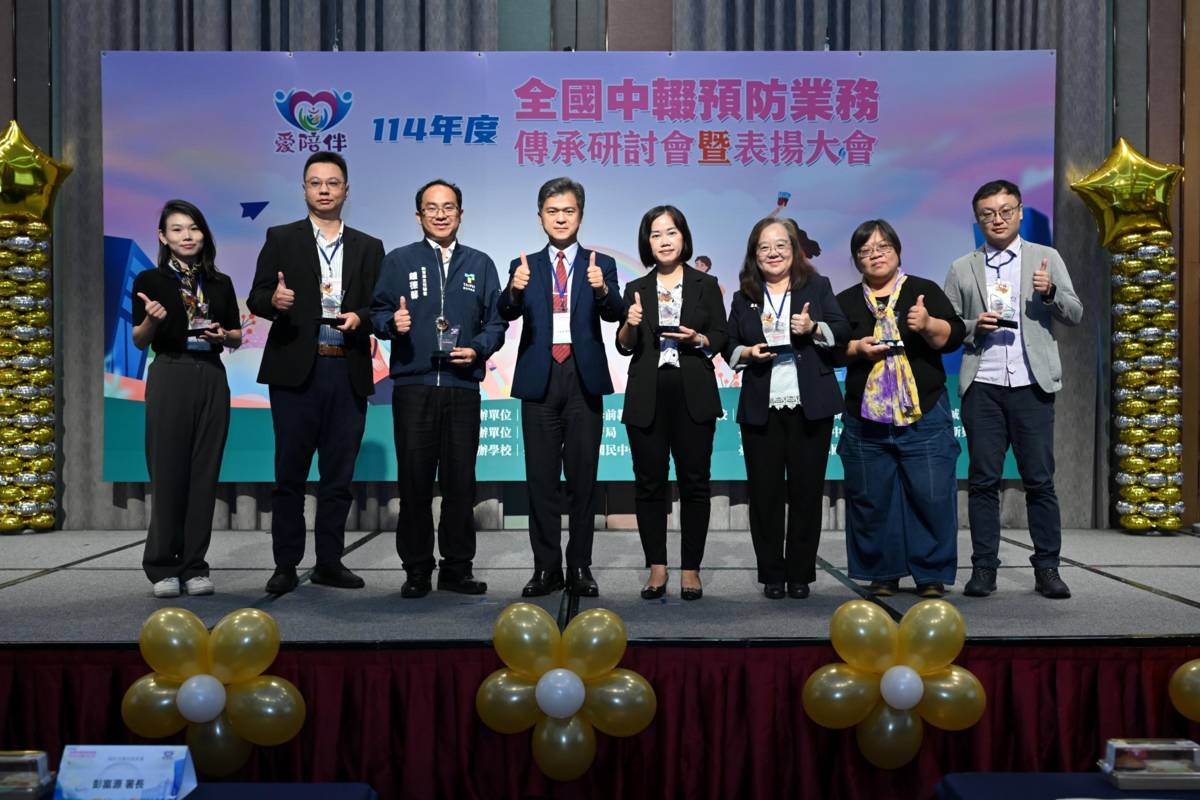 國教署彭富源署長與績優縣市合影