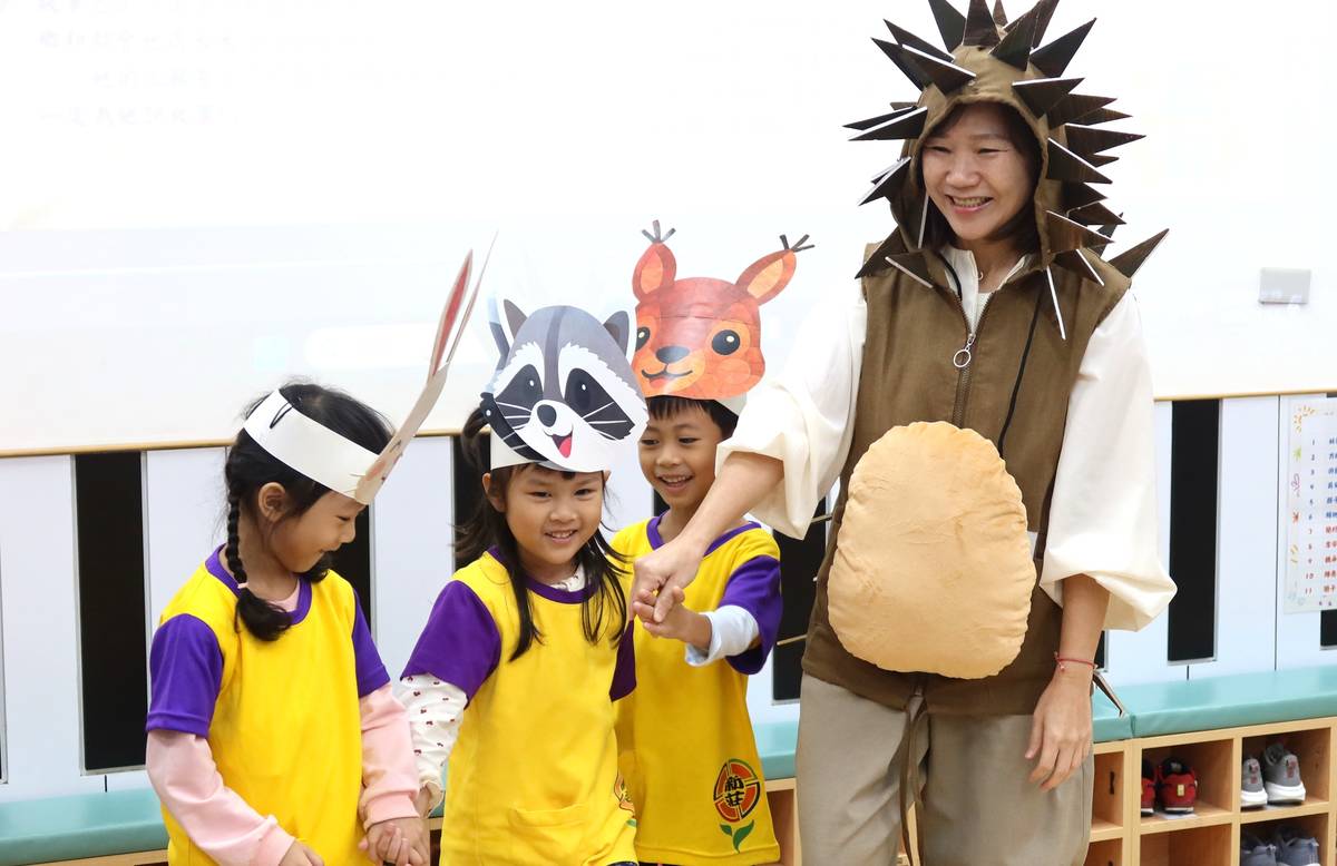 幼生從故事學習主動關懷他人，主秘(右)在旁陪同扮演戲劇