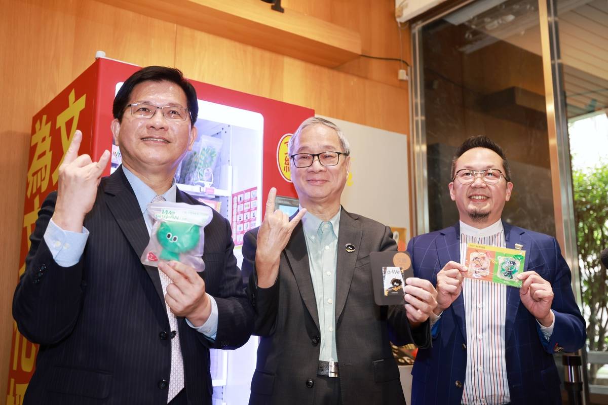 外交部長林佳龍（左）、文化部長李遠（中）現場透過文總商品販賣機購買a-We徽章等商品。(文化部提供)