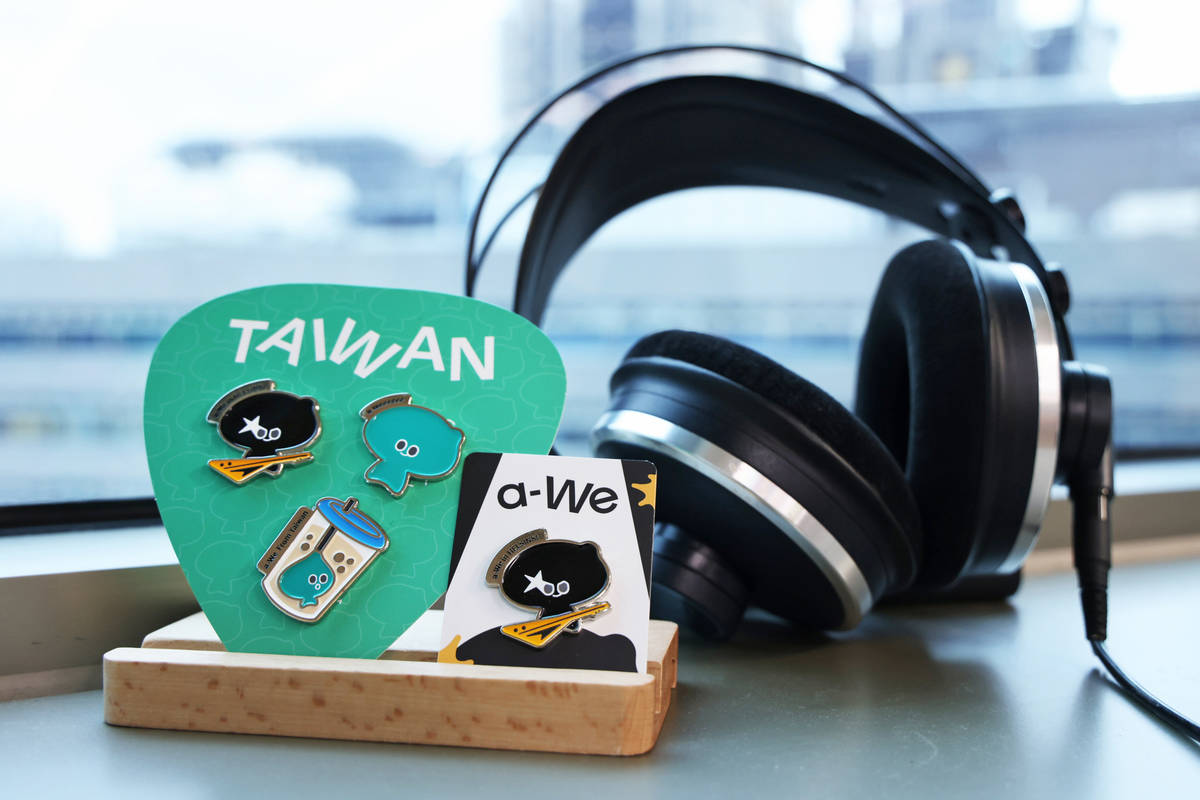 「搖滾版a-We徽章」除單顆造型外，同時推出吉他彈片造型包裝，裡頭包含a-We原型及最受歡迎的珍奶款套裝組。(文化部提供)