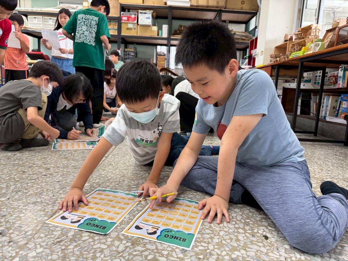 營隊上課情形。(取自儒鴻學堂臉書)