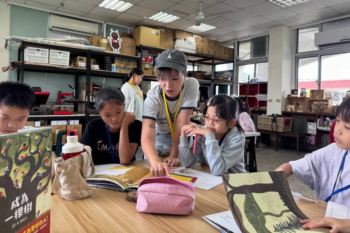 營隊上課情形。(取自儒鴻學堂臉書)