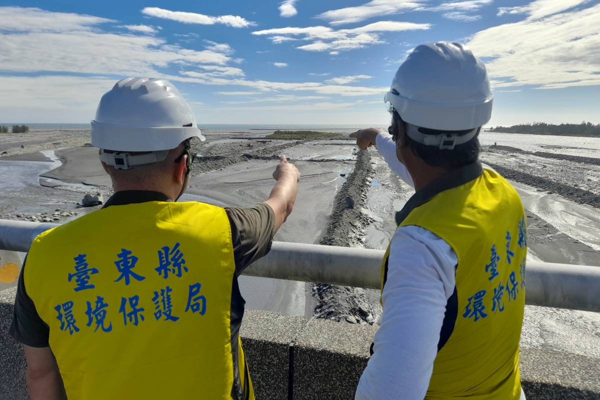 上次水覆蓋工程修復進度達七成，鳳凰颱風帶來豪雨，再度沖毀約三成，環保局14日在天氣情況允許下，立即到現場會勘，並進行搶修。