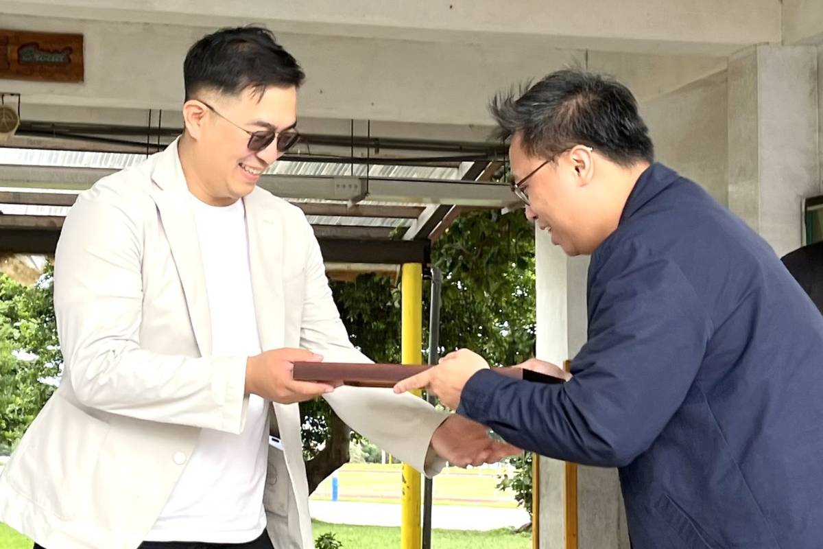 陸文杰校長頒發感謝狀給黃柏堯董事長(左一）