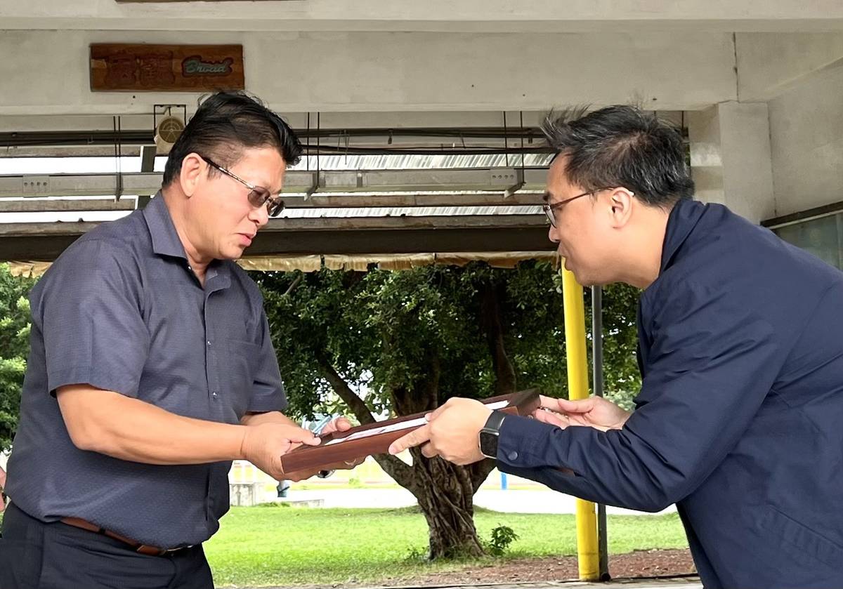 陸文杰校長頒發感謝狀給長濱鄉農會總幹事洪正憲（左）