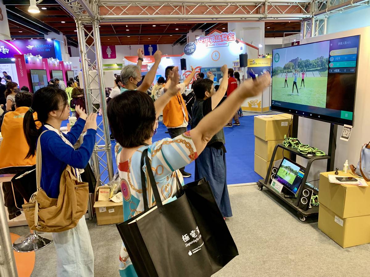 現場重現樂齡大學課程情境，提供律動、手眼協調與血氧檢測等體驗及設備 (記者攝)