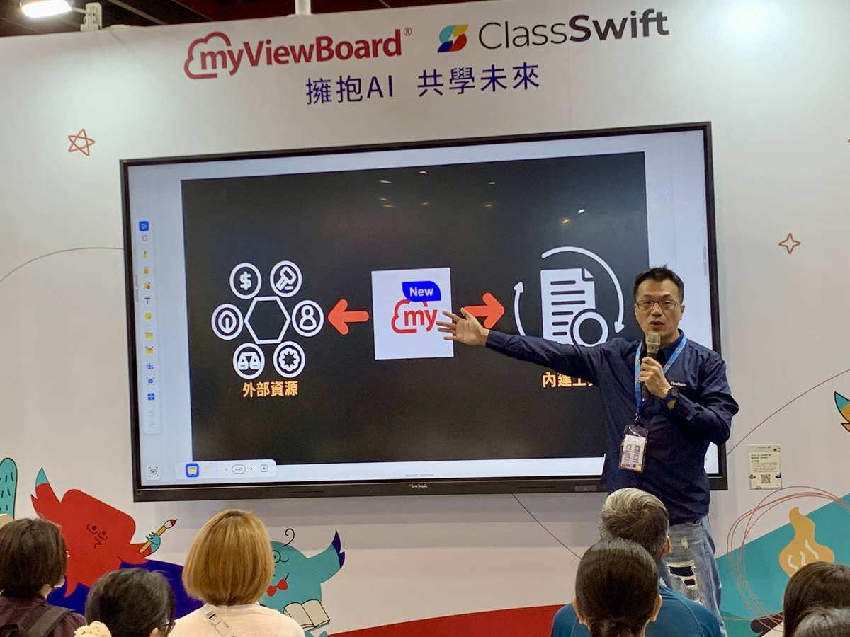 新竹市光武國中宋睿偉老師示範課堂使用AI工具 (記者攝)