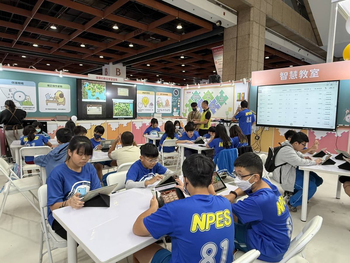 在教育部的主展區裡，規劃智慧教室