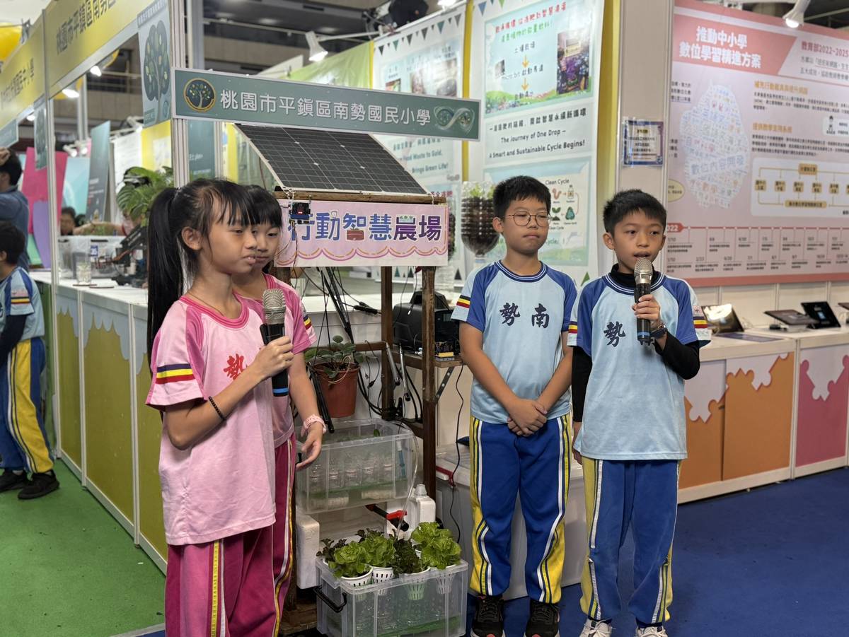 解說行動智慧展場的學生