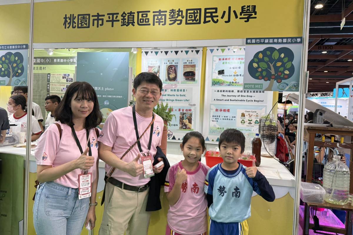 南勢國小方淑儀教務主任、許志豪校長與兩位導覽的鄒秉真與蔡承熹同學(由左至右)