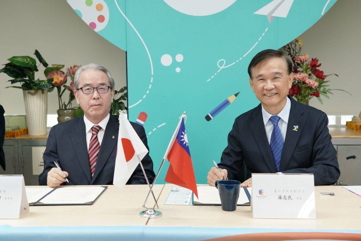 臺北市教育局湯志民局長(右)與日本熊本縣教育委員會越豬浩樹教育長共同簽訂MOU