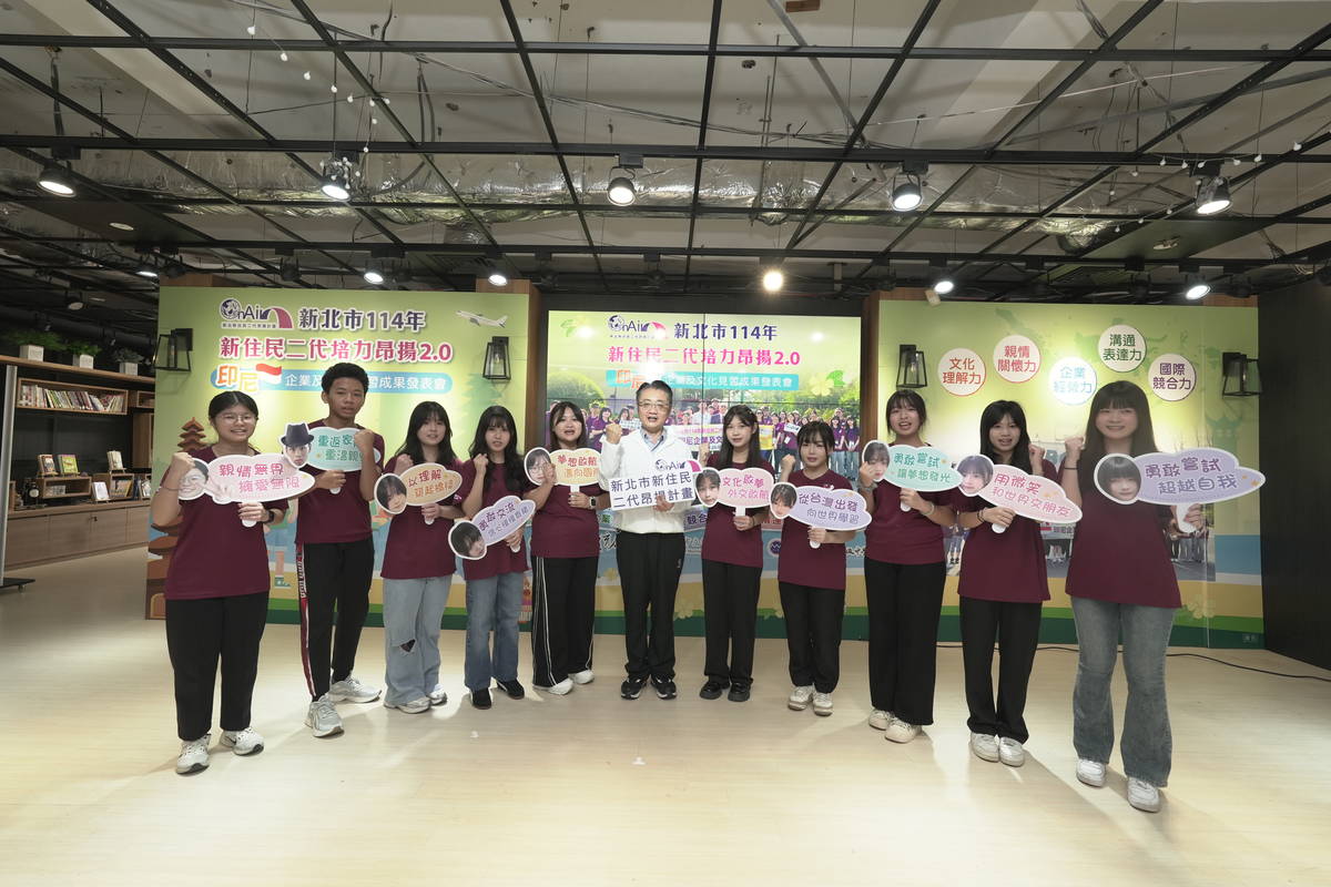 劉明超副局長(圖中)與10位國際外交YA大使代表合影